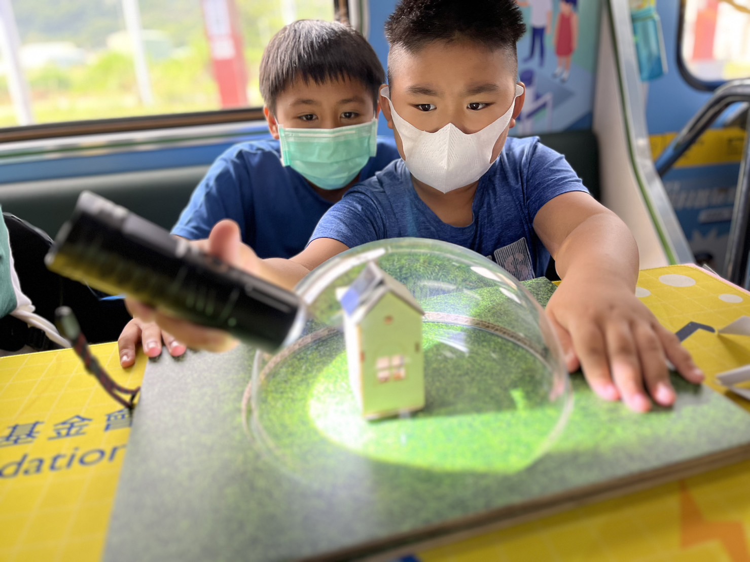 彩虹多多參與基礎科學主題車廂，以STEAM教學精神，設計「逐日科學家」、「太陽能工程師」以及「淨零建築師」三大能源科普課程和實驗