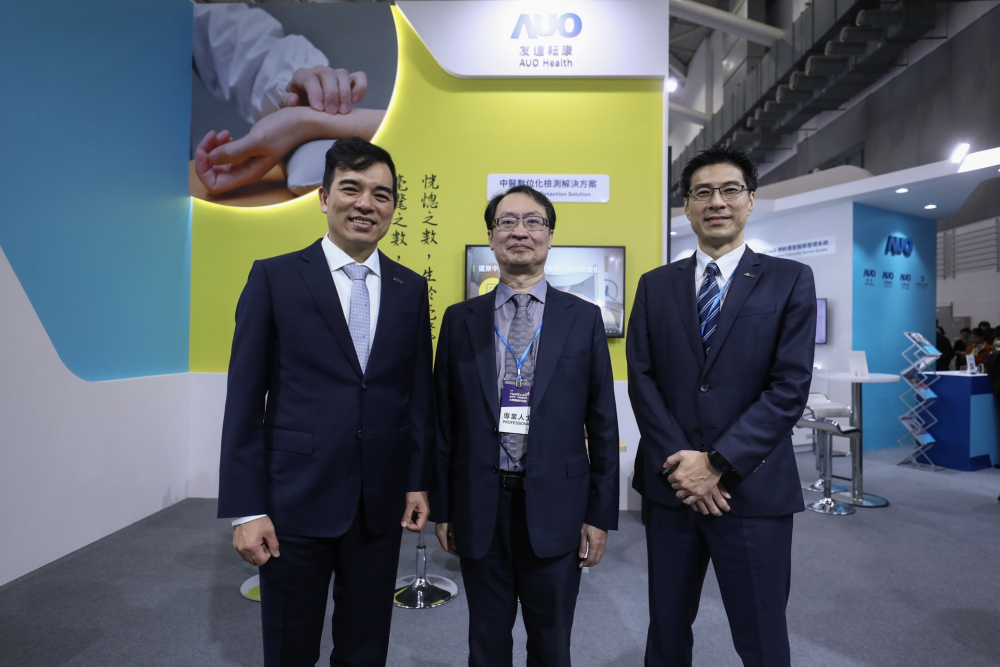 首次於醫療科技展亮相的彩虹多多耘康，捐贈數位化檢測設備與研究經費，協助衛福部國家中醫藥研究所打造中醫大數據資料庫。圖由左至右為彩虹多多光電執行長暨總經理柯富仁、衛福部國家中醫藥研究所所長蘇奕彰、彩虹多多光電智慧醫療事業群總經理廖世宏